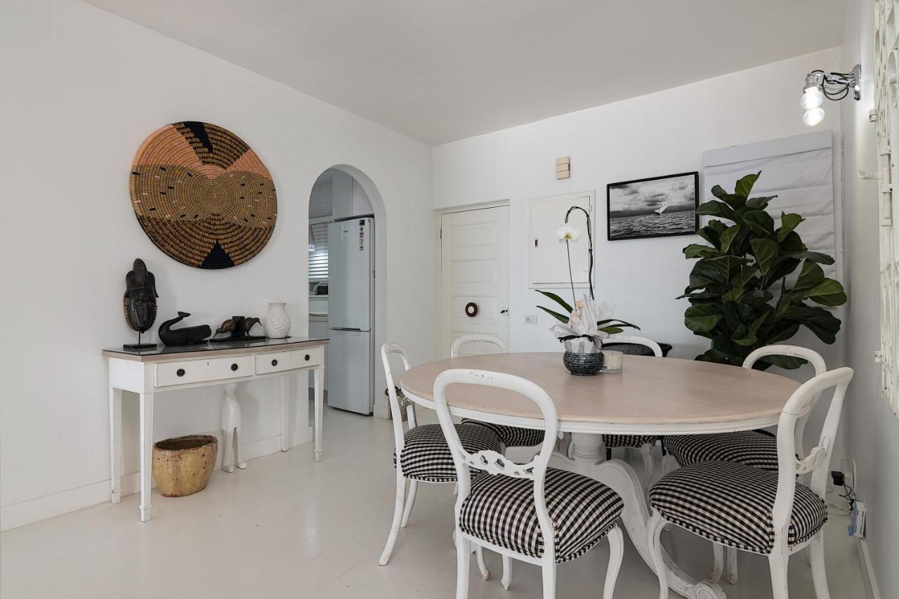 Santorini Perissa 16 - Family Only * Ballito