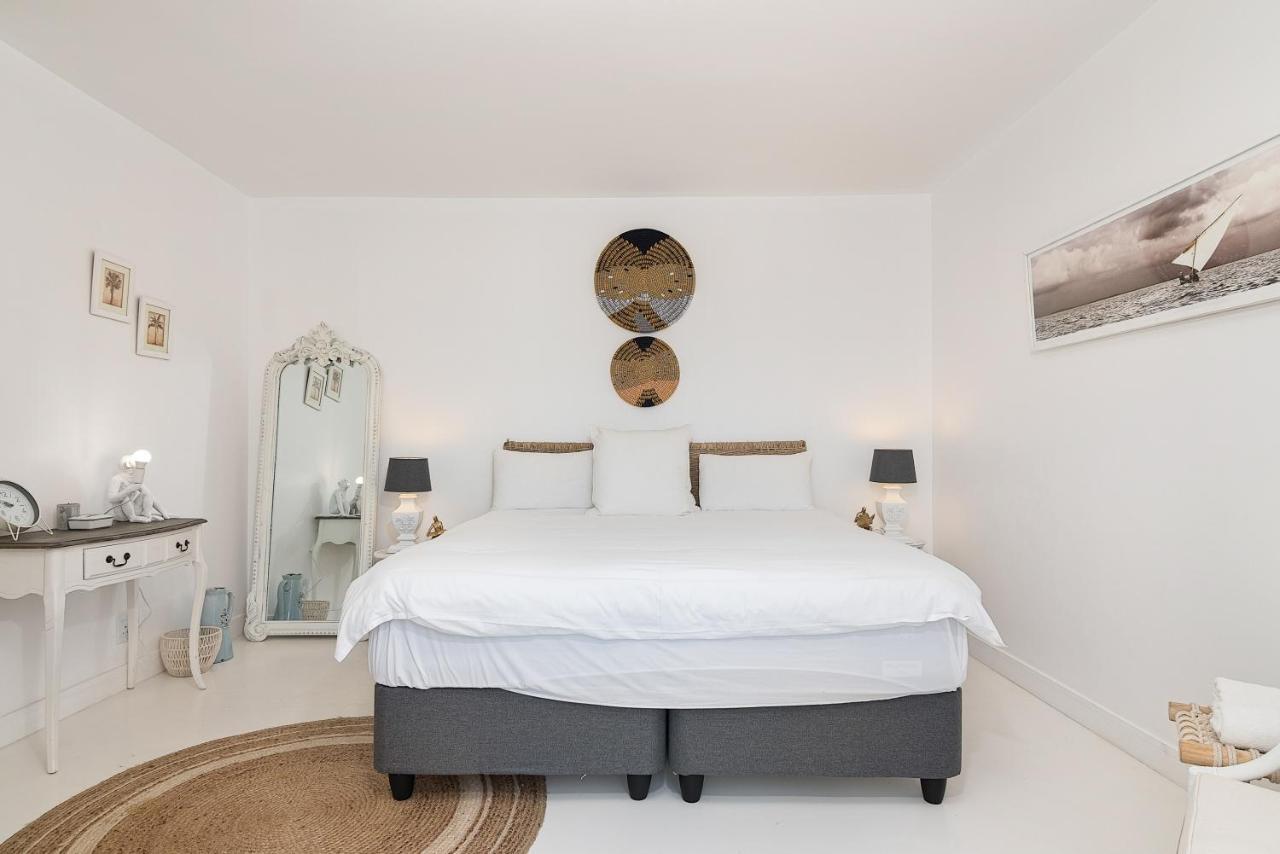 Santorini Perissa 16 - Family Only * Ballito