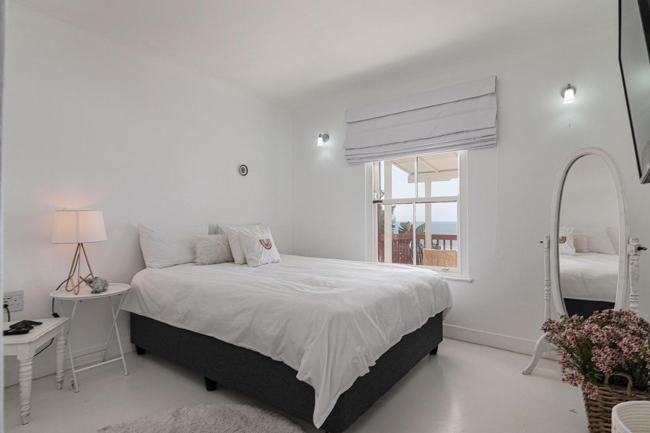 Santorini Perissa 16 - Family Only * Ballito